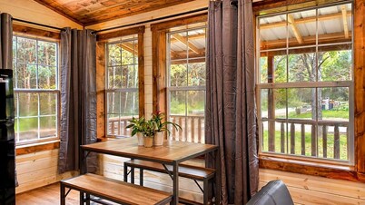Maple Villa ·Brand New Jacuzzi · Axe Range · Pet- Friendly near Cook Forest