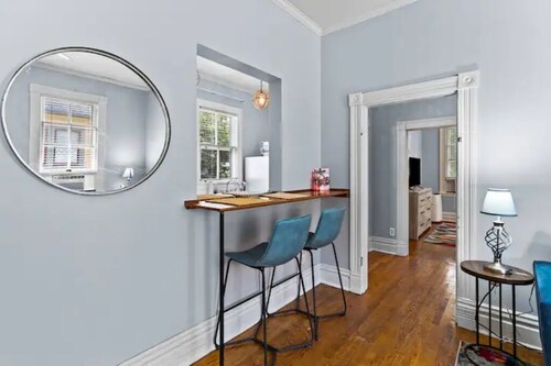 Balcony and 1  bedroom heart of Historic downtown! Steps to River Walk