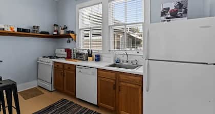 Balcony and 1 bedroom heart of Historic downtown! Steps to River Walk