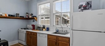 Balcony and 1 bedroom heart of Historic downtown! Steps to River Walk