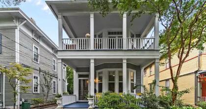 Beautiful Balcony one bedroom steps to downtown River Walk !