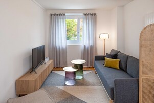 Apartamento City, 1 habitación | Zona de estar | Smart TV de 40 pulgadas con canales por cable, una televisión