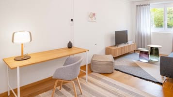 Departamento urbano, 1 habitación | Área de sala de estar | Smart TV de 40 pulgadas con canales por cable y televisión