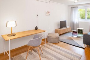 Apartamento City, 1 habitación | Zona de estar | Smart TV de 40 pulgadas con canales por cable, una televisión