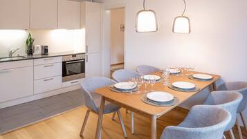 City Apartment, 1 Bedroom | In-room dining