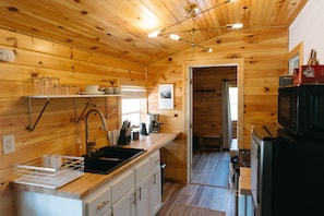 Kjøleskap, mikrobølgeovn, ovn og kokeplater