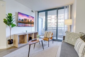 Departamento Confort, 1 habitación, vista a la ciudad | Área de sala de estar | Smart TV de 50 pulgadas con canales por cable y televisión 