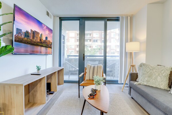 Departamento Confort, 1 habitación, vista a la ciudad | Área de sala de estar | Smart TV de 50 pulgadas con canales por cable y televisión 