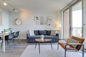 Apartament Comfort, 1 dormitori, vistes a la ciutat | Sala d'estar | Televisor intel·ligent de 50 polzades amb canals per cable i televisor