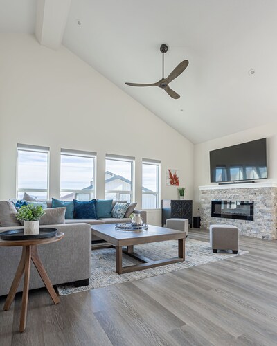 Family Fun in Modern Executive Penthouse in Happy Valley