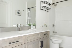Ensemble douche/baignoire, sèche-cheveux, serviettes fournies, savon
