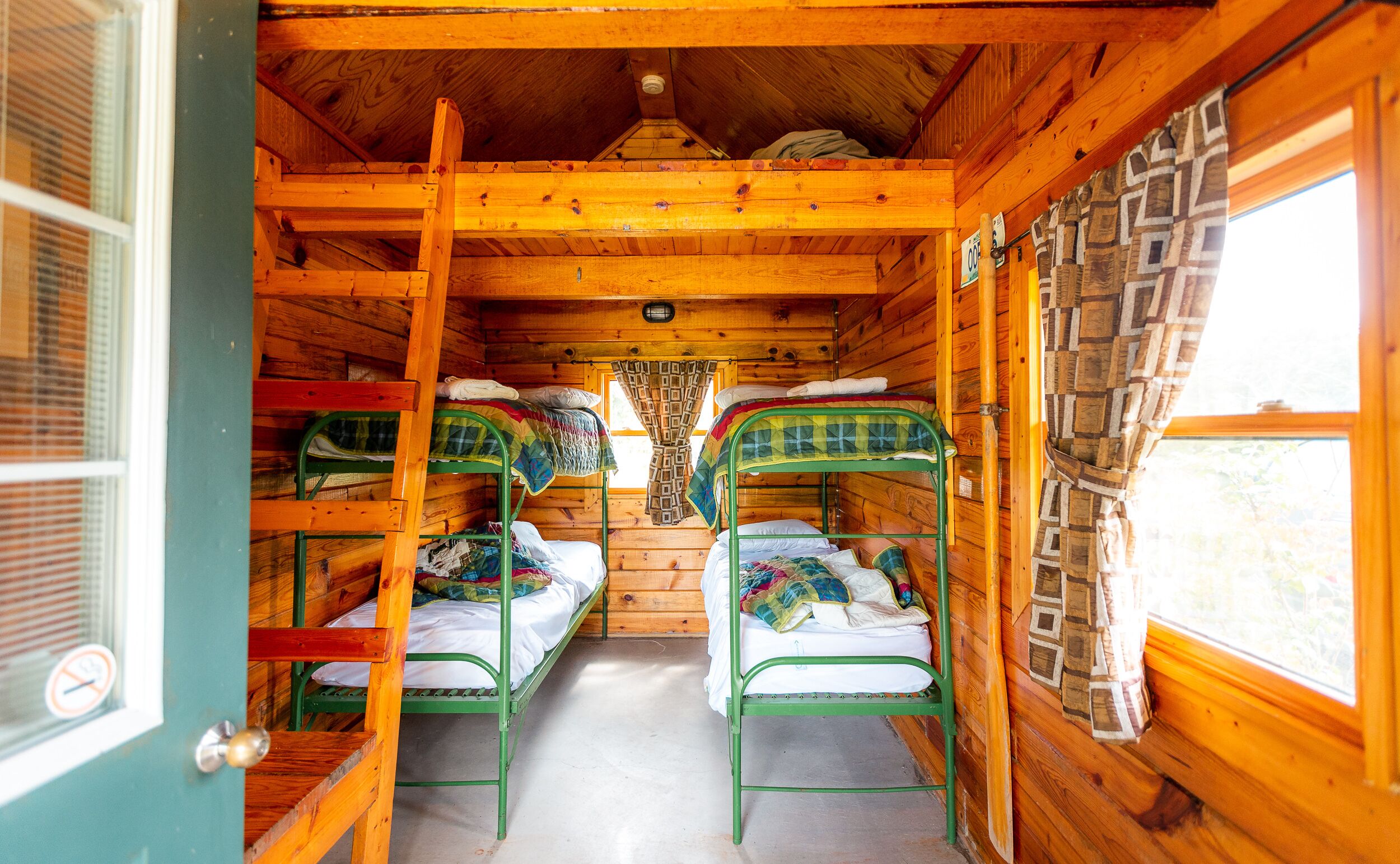 6 bedrooms, desk, bed sheets
