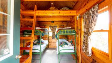 6 bedrooms, desk, bed sheets