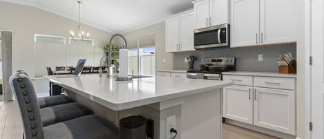 Kjøleskap, mikrobølgeovn, ovn og kokeplater