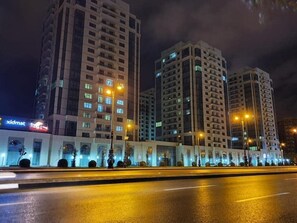 Vista frontal de la propiedad por la tarde o noche