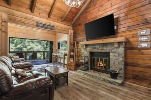 Smart TV, caminetto, videogiochi, libri