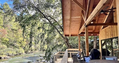 Riverside Retreat Cartecay, Hot Tub, Fire Pit, Gameroom