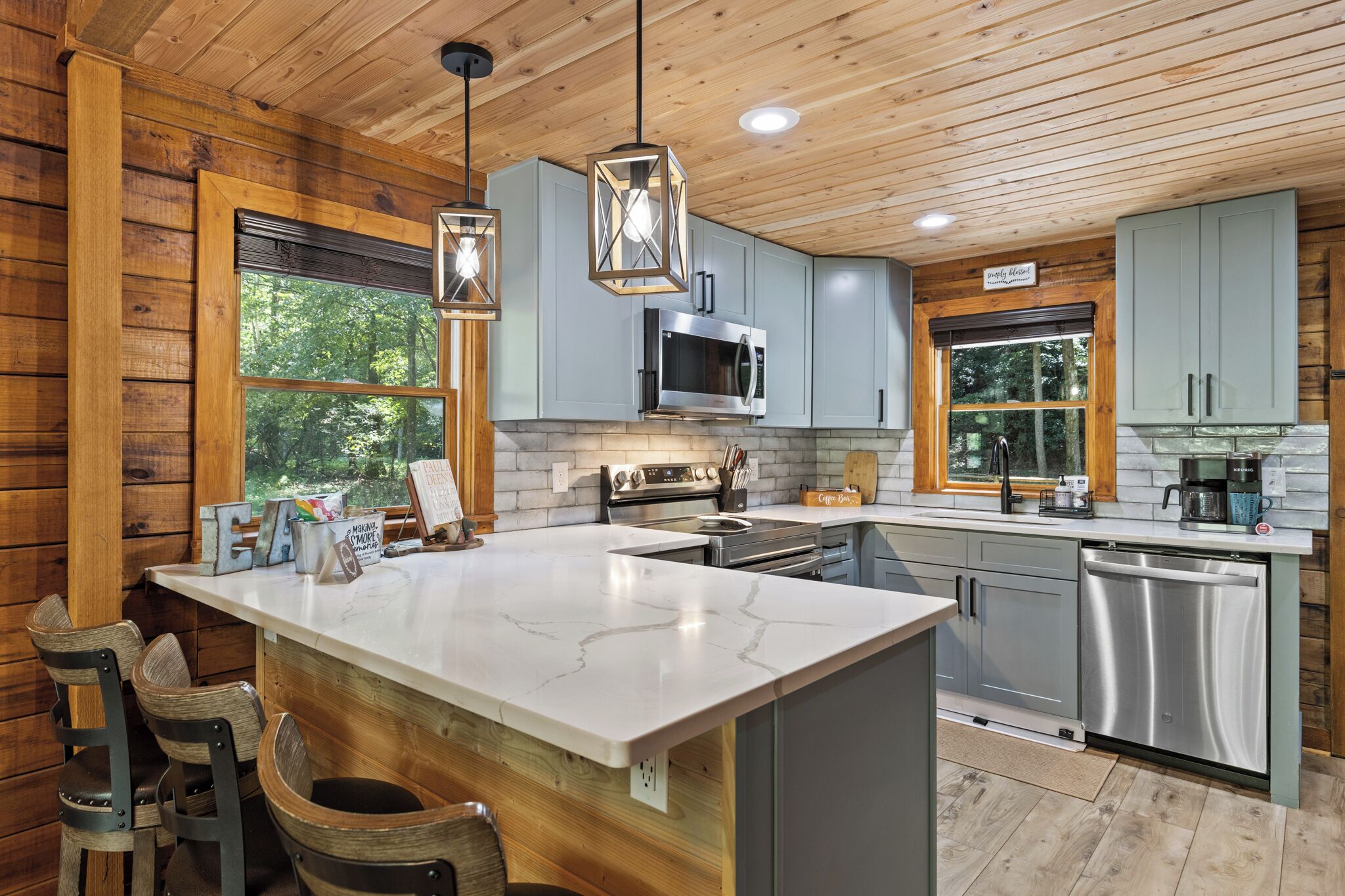 Kjøleskap, mikrobølgeovn, ovn og kokeplater