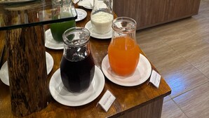 A buffet with various food items and beverages. - Ancoradouro Pousada (Penha)