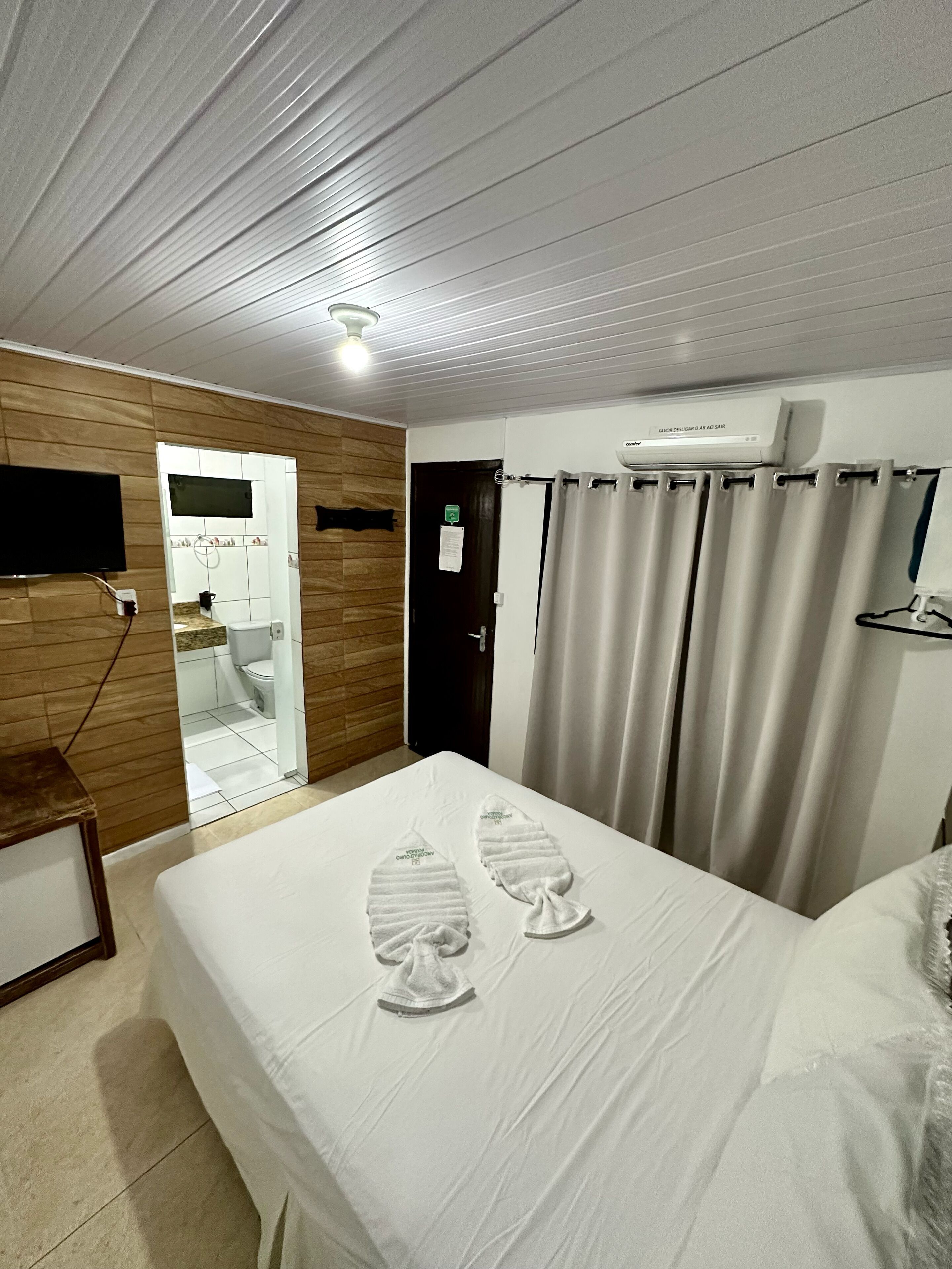 Minibar, free WiFi, bed sheets