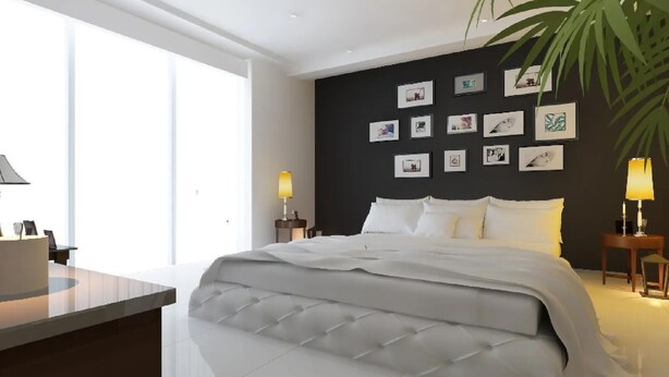 Een moderne hotelkamer met een groot bed, een bureau en een ruim raam.