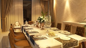 Een stijlvolle eetzaal met een lange tafel, elegante stoelen en een decoratief middelpunt.