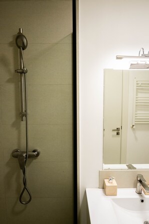 Dusche, Handtücher, Seife, Shampoo