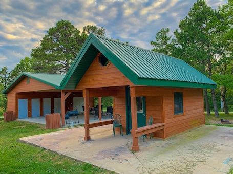 Exterior. Whispering Pines Group cabin rental near Meramec River