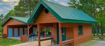 Whispering Pines Group cabin rental near Meramec River