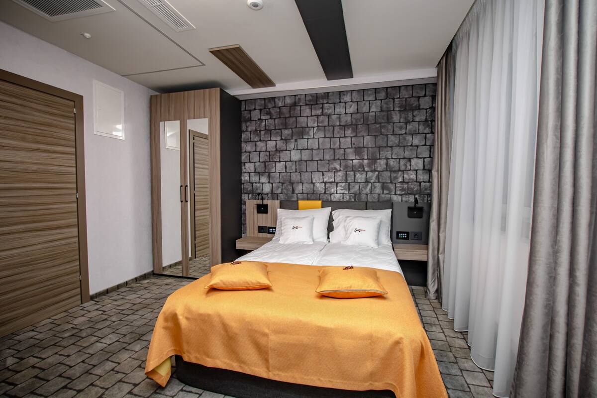 Down comforters, in-room safe, blackout drapes, soundproofing