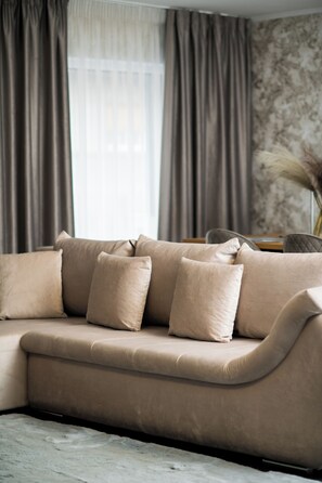 Deluxe Apartment, 1 Bedroom, Refrigerator & Microwave, Annex Building | Living area - EPIC CENTRUM  (Cisnadie)