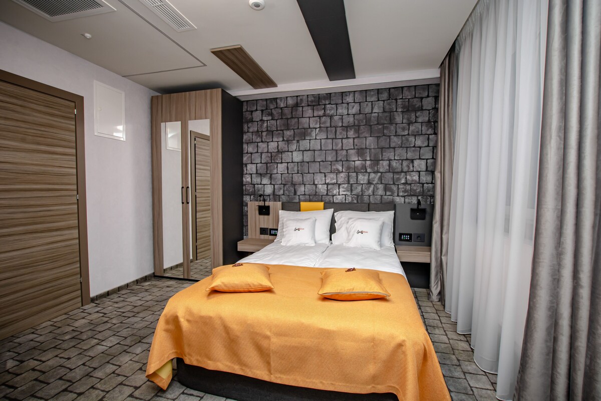 Down comforters, in-room safe, blackout drapes, soundproofing