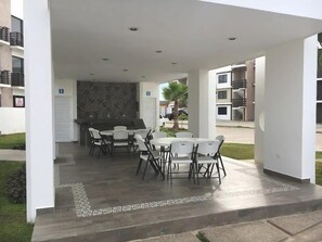 Departamento familiar | Área de sala de estar | Televisión de 33 pulgadas con canales por cable 