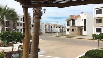Vista frontal de la propiedad