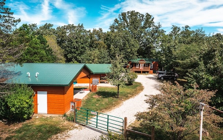 Exterior. Ransom's Retreat Group cabin rental near Meramec River