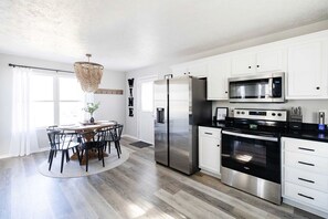 Refrigerador, microondas, horno y parrilla de estufa