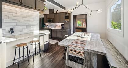 Pet’s FREE! Modern luxury steps from Russian River by RedAwning