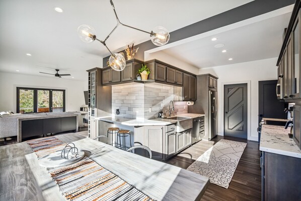Fridge, microwave, oven, dishwasher - Pet’s FREE! Modern luxury steps from Russian River by RedAwning (Monte Rio)