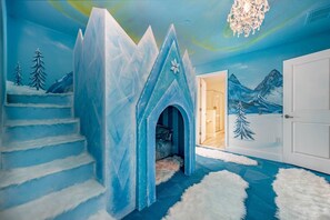 8 bedrooms, travel crib, WiFi