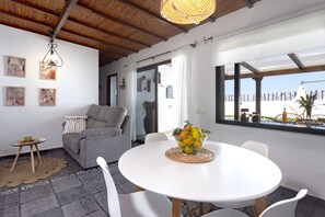 Outdoor dining - Casa Cateyma with pool (Icod de los Vinos)