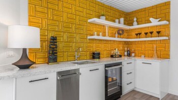 Frette Italian sheets, premium bedding, pillowtop beds, blackout drapes at Limon Palm Springs