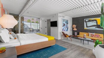 Frette Italian sheets, premium bedding, pillowtop beds, blackout drapes at Limon Palm Springs