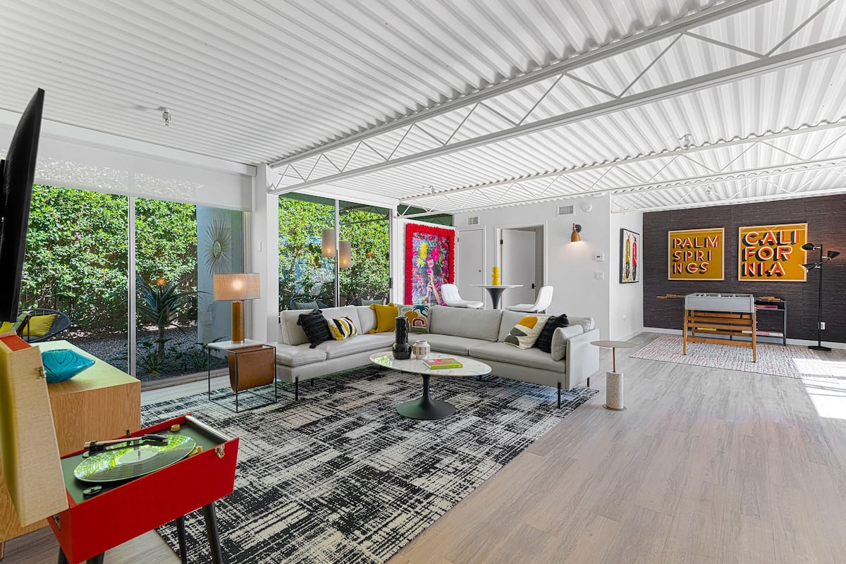 ハウス | イタリアのフレッテ製シーツ、高級寝具、ピロートップベッド、遮光カーテン