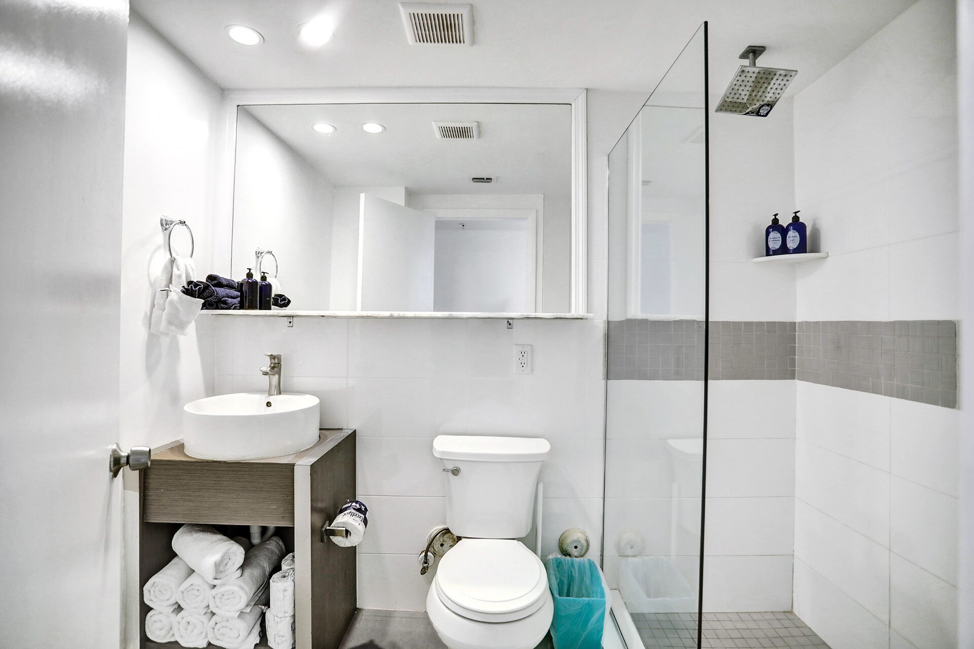 Un baño moderno con lavabo, inodoro y ducha.