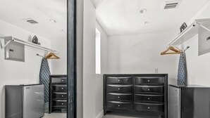 Moderni kylpyhuone, jossa on suihkukaappi, seinään upotettu wc ja peilillä varustettu allastaso.