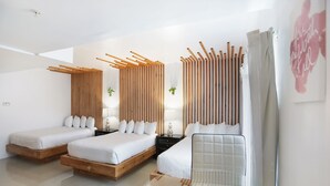 Ein modernes Hotelzimmer mit zwei Betten, einem Glastisch und einer Holzwand.