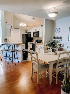 Dining - Beautiful condo in Wyndhurst • 10min from LU (Lynchburg)