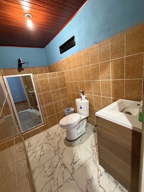 Kylpyamme, pyyhkeet, sampoo, vessapaperi