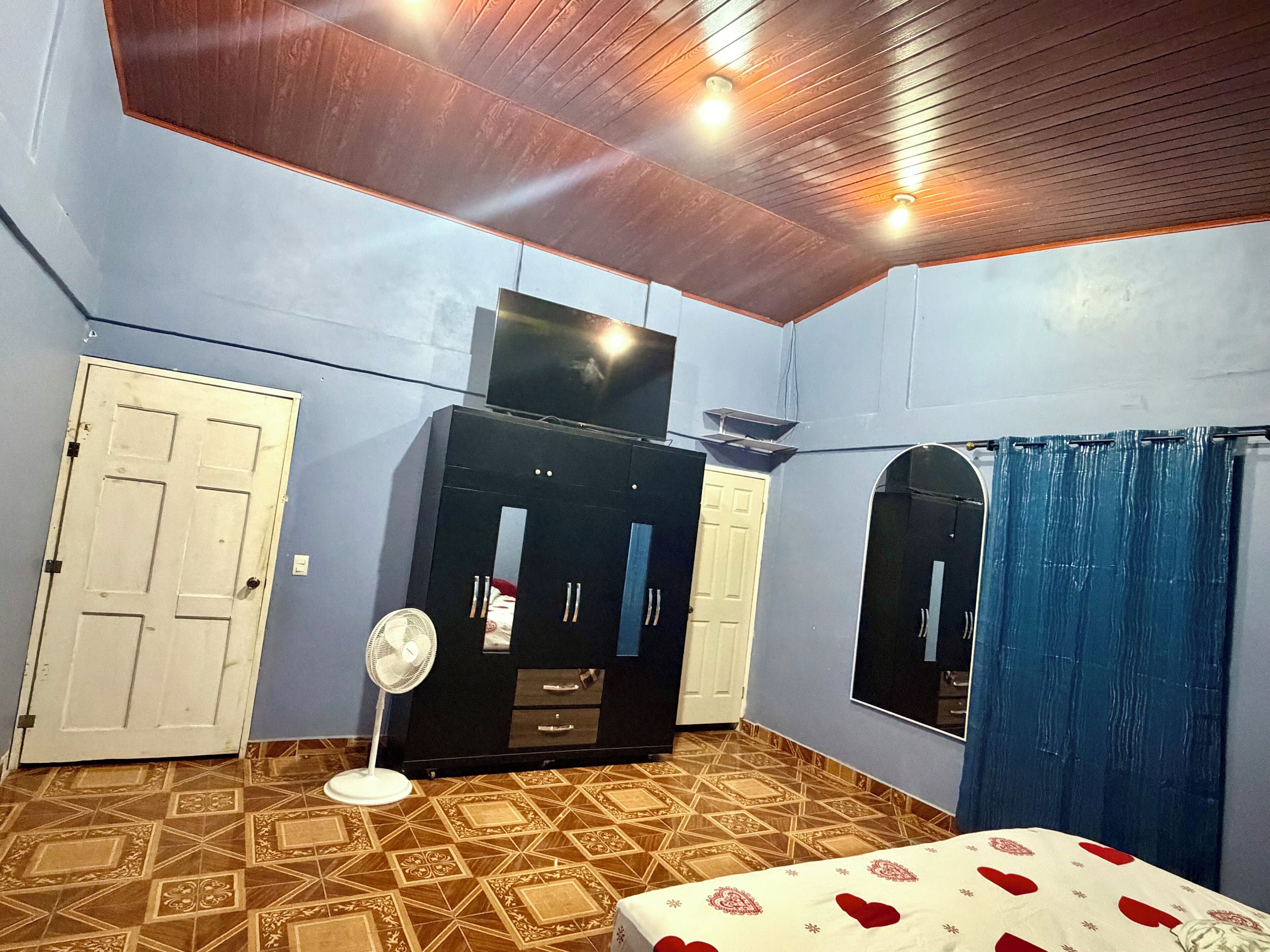 5 bedrooms, free WiFi, bed sheets