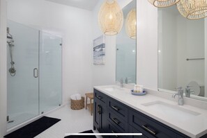Combined shower/bathtub, hair dryer, towels, soap - 5 star 3BR/2BA on 30A between Rosemary & Alys Beach - Heated Pool (Rosemary Beach)